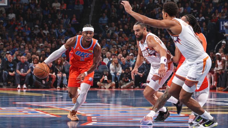 腿软！男子在1800米高空踢球：球场无护栏 致敬C罗 最后跳伞降落